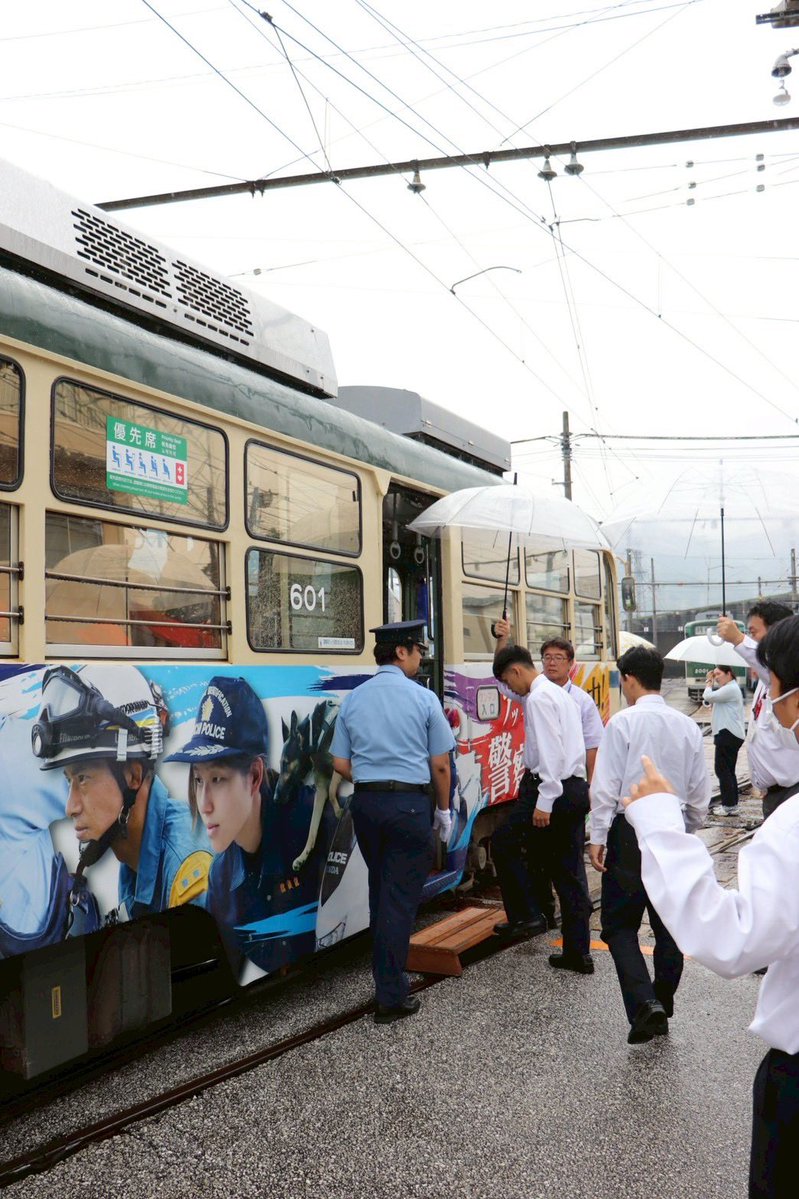 KochiChuo's tweet photo. 最後には、警察官募集の広告電車に乗車しました。車内では現役警察官による、採用や仕事に関する相談会が行われました。生徒たちは様々な質問をし、警察官という仕事への理解を深めていました。 https://t.co/relWFIbSw2