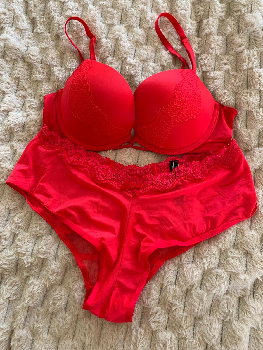 BraculaVS's tweet photo. Wrapping up part 3 of our haul is a closer look at the bras including the red @VictoriasSecret Bombshell set and the lovely @VSPINK strapless push up bra.
Which do you like more - the nude bra or the red bra?
#victoriassecret #vspink #pushupbra https://t.co/sLFxKaTv3T