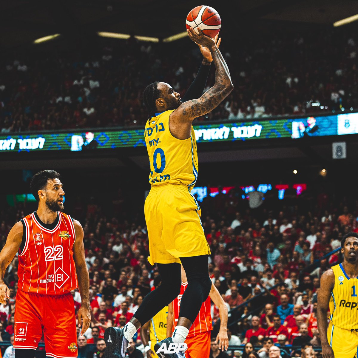 thebasket13's tweet photo. כמעט בכל החצי הראשון של העונה מכבי ת״א שילמה את שכר הלימוד על אושיי בריסט שעשה את המעבר מאירופה ל-NBA. המון טעויות, לא מספיק מבין את הכדורסל באירופה, ואם אני לא טועה קטש אמר על השחקנים שהגיעו מה-NBA שלקח להם זמן להבין שביורוליג כל פוזישן חשוב ולא רק בשלבים המאוחרים.

בחצי השני של העונה, בריסט התחיל להיכנס לזה. הוא התחיל לפרוע שטרות ובסופו של דבר הוא היה אחד מהברומטרים המרכזיים בריצה לכמעט פליי-אין ולאליפות.

בריסט הוא פורוורד מסוג אחר, אהבתי מאוד את ההגדרה של @MosesB1 עליו ׳קייל היינס בפורוורד׳, הוא יוצר מכדרור, מסוגל לזרוק מכדרור, שומר מצוין, ריבאונדר טוב ואחד שמסוגל לשחק בהרבה הרכבים.

בעונה השנייה שלו ביורוליג, מכבי ת״א עשויה להרוויח ובענק על ׳השתפשפות׳ שלו בעונת הרוקי באירופה. זה אחד הצעדים החשובים שלה הקיץ שרק התחיל, כי התחושה היא שבריסט עומד לנסוק ולהמשיך בקו של סיום העונה, ונראה שמכבי ת״א כבר בחודש יוני מסמנת וי גדול על עמדות הפורוורד שלה שנראות מצוין.