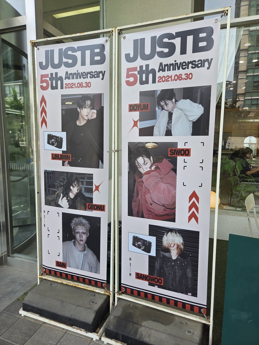 _CatJIM_'s tweet photo. #저스트비_데뷔_5주년
#OURFRAME_OF_TRANSITION
#𝖲𝖳𝖨𝖫𝖫_𝖣𝖤𝖵𝖤𝖫𝖮𝖯𝖨𝖭𝖦

여러 팬분들이 꾸며준 공간들 너무 예뻤어요🖤 특전으로 받은 옷 혹시 몰라서 크게 받았는데 퀄이 너무 좋아서 평소에도 오버핏 엄청 잘 입고 다닐 듯!😆 진짜 최고의 특전🥹

저스트비 5주년 축하해🖤 https://t.co/D5z5i3KzXH