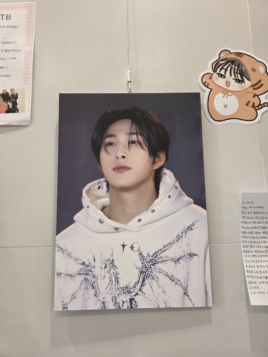 _CatJIM_'s tweet photo. #저스트비_데뷔_5주년
#OURFRAME_OF_TRANSITION
#𝖲𝖳𝖨𝖫𝖫_𝖣𝖤𝖵𝖤𝖫𝖮𝖯𝖨𝖭𝖦

여러 팬분들이 꾸며준 공간들 너무 예뻤어요🖤 특전으로 받은 옷 혹시 몰라서 크게 받았는데 퀄이 너무 좋아서 평소에도 오버핏 엄청 잘 입고 다닐 듯!😆 진짜 최고의 특전🥹

저스트비 5주년 축하해🖤 https://t.co/D5z5i3KzXH