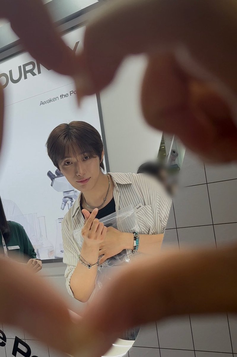codenamehyuk's tweet photo. 하트 안에 미남들 가두기 https://t.co/iBEFejFHi5