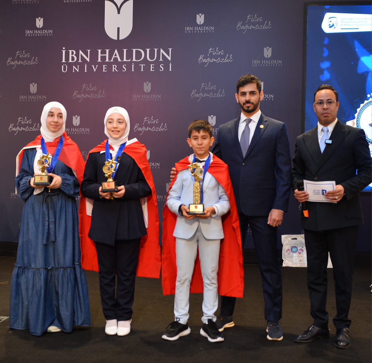 UAEconsulateIST's tweet photo. B.A.E İstanbul Başkonsolos yardımcısı, Sn.Abdelmuaz Al Senaidi, Arap dünyasında Arapça okumayı desteklemeye yönelik en büyük kültürel etkinlik olarak kabul edilen 10.Arapça Okuma Yarışmasının ödüllerini kazanan öğrencilere takdim etti. https://t.co/xQUMfqZgDd
