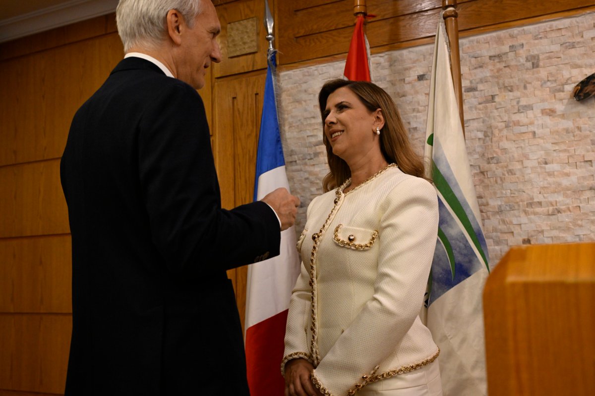 CRDP_Liban's tweet photo. وسام السعف الاكاديمية الفرنسي للبروفسورة هيام إسحق: أثبتت ريادة في رئاستها المركز التربوي للبحوث والإنماء 
كرّمت وزارة التربية الفرنسية رئيسة المركز التربوي للبحوث والإنماء في لبنان الدكتورة هيام إسحق بمنحها وسام السعف الأكاديمية من رتبة فارس، وذلك خلال احتفال أقيم في مقر المركز https://t.co/B6oOLC9MiU