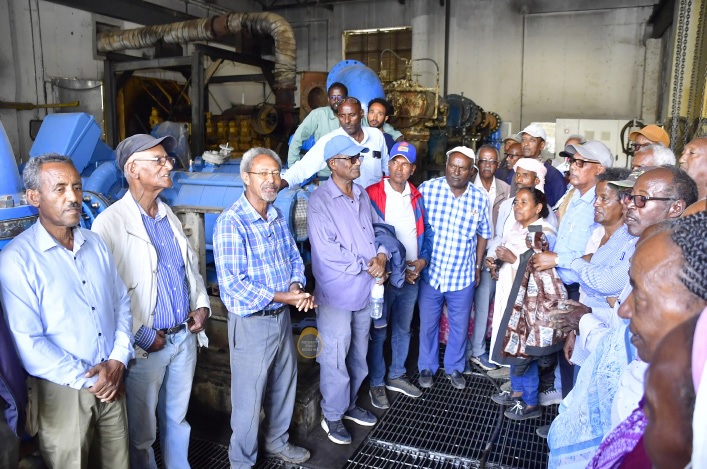 shabait's tweet photo. “ኣብዚ ቦታ መራሕን ተመራሕን ዝበሃል የለን ብሓደ ኢና ንሰርሕ” - ኢንጅነር ዳኒኤል ግርማጼን
ኣብርሃም ዘርአ (ወዲ-ሃለቃ)
ስእሊ- ኣብርሃም በየነ

ክቡራት ኣንበብቲ ጋዜጣ ሓዳስ ኤርትራ፡ ኩልና ከም ንፈልጦ ባይቶ ወካሊ ህዝቢ እዩ። ነዚ ማእከል ዝገብር ብ23 ሰነ 2026 ኣባላት ባይቶ ዞባ ማእከል ሽሻይ ትሕዝቶ ብምድላው፡ ናብ’ቲ ጸገማት ማይ ንምፍታሕ ኣብ ዲጋ ቶኮር ብሰራዊት ልምዓት ዝሰላሰል ዘሎ ዘኹርዕ ልምዓታዊ መደባት ዘካየድዎ ናይ ምትብባዕ መደብ ከም ኣብነት ክጥቀስ ይከኣል። ብሰፊሑ ነዚ ዝምልከት ሪፖርታዥ፡ ኣብ ናይ ዓርቢ ሕታምና ከም ዝተዳህሰሰ ይፍለጥ። እዚ ከም’ዚ ዓይነት ስራሕ ዝሓትቶ ኩሉ መዳያዊ ዋጋን ሃልክን’ውን ርዱእ እዩ። ኣብ’ቲ ኣጋጣሚ፡ ምስቶም ኣብቲ ቦታ ልምዓት ተዋፊሮም ዝርከቡ መራሕቲ ስራሕ ማለት መሃንድሳት ቃለ-መሕተት ኣካይድና ነይርና። ሰናይ ንባብ።

- ፈለማ ምስ ነብስኻ ከተላልየና’ሞ፡ ኣብ’ዚ ቦታ እንታይ ዓይነት ንጥፈታት’ዩ ዝሰላሰል ዘሎ ክትሕብረና፧

ኢንጅነር ኣቤል ክፍላይ እበሃል። ኣብ ክፍሊ ጽሩይ ማይን ረሳሕ ፈሳሲን ዞባ ማእከል፡ ግዝያዊ ሓላፊ ጽሩይ ማይ ኰይነ እሰርሕ ኣለኹ። እዚ ዘለናዮ ቦታ፡ ዲጋ ቶኮር እዩ። ኣብ’ዚ እዋን እዚ ከኣ ዲጋ ቶኮር፡ ካብቶም ቀንዲ መገብቲ ምንጪ ጽሩይ ማይ ከተማ ኣስመራ እዩ። ኣብ’ዚ ሕጂ እዋን ከኣ፡ ዓበይቲ ልምዓታዊ ናይ ማይ ስራሕ ኣብ ምትግባር ንርከብ ኣለና። ሎሚ ኣባላት ባይቶ ዞባ ማእከል ነቲ እንሰርሖ ዘለና ስራሕ ንምትብባዕ ኣብ’ዚ ምሳና ተረኺቦም ኣለዉ። ድንድል መንግስትን ህዝብን ስለ ዝዀኑ’ውን፡ ነቲ ንሰርሖ ዘለና ስራሕ ኣፍልጦ ብምሃብ ናብ ህዝቢ ኣውሪዶም፡ ነቲ ዘጓንፍ ባህርያዊ ጸገማት ማይ ፈሊጦም እናተጸመሙ ንኸምዚ ዓይነት ፍታሕ ኣብ ጐድኒ ኣባላት ልምዓት ክስለፉን ክፈልጡን እዩ።

- እቲ ዝስራሕ ዘሎ ልምዓታዊ መደባት እንታይ እዩ፧ መዓስ’ከ ጀሚሩ፧

እዚ ስራሕ ኣብ ፈለማ ወርሒ መጋቢት ብናይ ጽርግያ ስራሕ እዩ ጀሚሩ። ዲጋ ቶኮር ከም’ቲ ንፈልጦ ኣብ 2002 እዩ ግቡእ ኣገልግሎቱ ጀሚሩ። ኣብ’ዚ ዓመት እቲ ዝጸንሐ ጽርግያ ኣዝዩ ከቢድን ተሪር ዓቐብን ስለዝነበረ፡ እዚ ስራሕ እዚ ምስ ተሓሰበ፡ እቲ ድሕረ-ባይታ ክልተ ናይ ናፍታ ዝሰርሓ ሞቶረታት እየን ጸኒሐን። ኣብ’ዚ ነዊሕ ዓመታት ከኣ፡ ዳርጋ 22 ዓመታት ገይረን ኣለዋ። እታ ሓንቲ ካብ ስራሕ ወጻኢ ኰይና፡ ብሓንቲ ክንሰርሕ ጸኒሕና። ዲጋ ቶኮር ዋላ እኹል ማይ ሒዛ እንተ ሃለወት፡ ንመዓልቲ 8 ሰዓታት ጥራይ ኣገልግሎት ክትህብ ድሩት ስለ ዝዀነ፡ ዕላማ ስራሕና ነዚ ንምስፋሕን ንምዕባይን ኰይኑ፡ ነቲ ዘሎ ነዳዲ ንምዕቃብ ብናይ ኤለትሪክ ክቕየር እዩ እቲ ሓሳብ። ካብ ነዊሕ ተሓሲቡ ብምንባሩ፡ እቲ መስርሕ ኣብ መንገዲ ዕድጊ ጸኒሑ። ስለ’ዚ ሰለስተ ናይ ኤለክትሪክ ፖምፓታት ክትከላ መጺአን። ብእኡ መሰረት ኣብ ዝሓለፈ ወርሒ መጋቢት እቲ ስራሕ ጀሚሩ። እቲ ስራሕ ብናይ ጽርግያ ህንጸት ድማ፡ ኣሃዱ ኢሉ። በቲ ዝጸንሐ ጽርግያ ዓበይቲ ማሽነሪታት ክኣትዋ ስለ ዘይክእላ፡ ፈለማ ብምህናጽ ጽርግያ እዩ ጀሚሩ። እዚ ከኣ፡ ምስ ፕሮጀክት ዓዲ-ሃሎ ብምውህሃድ ናይ 4.5 ኪ.ሜተር ጽርግያ ተሰሪሑ። እዚ ስራሕ እዚ ድማ፡ ኣብ ውሽጢ ሓደ ወርሒ ተዛዚሙ ማለት እዩ። ንሕና ክፍሊ ማይ ምስ እዚ ዝጸንሐ ጸገምን ኵነታትን ናይ ማይ ካብ ነዊሕ ክንዳለወሉ ስለ ዝጸናሕና፡ እቲ ፖምፓታት ካብ ወደብ ብቐጥታ ናብ’ዚ ክመጽእ ክኢሉ። ብእኡ ንብኡ ከኣ፡ ናብ ስራሕ ኣቲና። ለይትን ቀትርን እናሰራሕና፡ ነቲ ዘሎ ሽግር ኣብ ዝሓጸረ ግዜ ፍታሕ ንምርካብ ኣብ ጻዕሪ ንርከብ ኣለና። ኣብ’ዚ ሕጂ እዋን ድማ፡ ሰለስቲአን ፖምፓታት ተተኺለን ኣለዋ። ከምቲ ኣቐዲምና ዝበልናዮ ግን፡ ናይ መስመር ኤለክትሪክ ኣይጸንሖን። ነዚ ዕማም ንምስላጥ ድማ፡ ምስ ብዓል መዚ ኮርፖረሽን ኤለክትሪክ ኤርትራ ሴዳው፡ ከምኡ’ውን ናይ ዓዲ ሃሎ ክፍሊ ኤለክትሪክ ብምዃን ይስራሕ ኣሎ። ፖምፓታት ተሰሪሑ ኣብ ኤለክትሪክ ኣብ’ቲ ናይ ምዝርጋሕ ደረጃ በጺሑ ኣሎ። ከምኡ’ውን፡ ናይ ትሕጃ ጀነሬተራት ኣለዋና። ብኣጠቓላሊ ክንርእዮ እንተ ደኣ ዄንና፡ እቲ ስራሕ ዓቢ ስራሕ እዩ። ከምኡ ስለ ዝዀነ ከኣ፡ ብዙሕ ጸጋታት፡ ብዙሕ ጸዓትን ባጀትን ፈሲስዎ። ነዚ ስራሕ ብዙሓት መሻርኽቲ እዮም ተሳቲፎሞ። ኮርፖረሽን ኤለትሪክ ሲቲ ኤርትራ፡ ፕሮጀክታት ዓዲ ሃሎ፡ ኩባንያ ህንጻ ሳዋ፡ ብዙሓት ኣካላት ይሳተፉዎ ኣለዉ። ንግዜያዊ ፍታሕ ዘይኰነ፡ ንነዊሕ ስራሕ ዝዓለመ እዩ። ዝጸንሐ ድሩትነት ናይ ስራሕ ሰዓታት ካብ 16 ናብ 24 ክብ ኣቢልካ እናሰራሕካ፡ ዝርግሐ መጠን ዕደላ ማይ ክብ ንምባል ዓቢ ስራሕ ዝሓትት እዩ።

- ምስ ዝጸንሐ ኣካይዳ ናይ ማይ፡ ኣገዳስነት ናይ’ዚ ስራሕ ኣዝዩ ዓቢ ምዃኑ እዩ። ኣብዚ ተካይድዎ ዘለኹም ጻዕርታትን ዘጋጥመኩም ብድሆታትን እንታይ ይመስል፧

መወዳእታ እቲ ናትና ውጽኢት፡ ምዕዳል ማይ እዩ። በቲ ይኹን በዚ፡ እቲ ህዝቢ ኣብ’ታ ቡንባኡ ማይ ክትመጽኦ እንከላ’ዩ - እቲ ውጽኢታዊ ስራሕ። ንሕና ኸኣ፡ ሰሪሕና ክሳብ ነቲ ዝድለ ደረጃ ዘይበጻሕናዮ፡ ሰሪሕና ክንብል ኣይንኽእልን። ኣብ ዝሓለፈ ዓመት’ውን ፖምፓታት ይትከል ነይሩ እዩ። ሕጂ’ውን ገና ንተክል ኣለና። እቲ ድሕረ መጋረጃ ዝስራሕ ኣዝዩ ኣድካሚ እዩ። ኣዝዩ ከቢድን ቴክኒካውን ኩሉ ዓይነት ፍልጠት ዝሓትት ስራሕ እዩ። ኣብ’ዚ ተዋፊሮም ዘለዉ ሞያተኛታት፡ ብኹሉ ዓይነት ብመካኒካል በሎ ብኤለትሪካል፡ ብሜታል ምልሓም ብኹሉ ዓይነት ኣብ ኤርትራ ኣለዉ ካብ ዝበሃሉ ካብ ፕሮጀክት ዓዲ ሃሎን ክፍሊ ማይን ካብ ብዓል መዚ ኤለትሪክን ዝሳተፍዎ ዘለዉ ስራሕ እዩ። ስለ’ዚ እቲ ናይ ድሕረ መጋረጃ ስራሕ ዓቢ እዩ። ምስ እዚ ዘሎ ኵነታት፡ ንህዝቢ ነዚ ፍለጠለይ ክትብሎ ከቢድ እዩ። ንሕና እቲ ቐንዲ ዕላማና፡ ንህዝቢ ማይ ዓዲልካ ሩፍታ ምርካብ እዩ።

- እሞ እዚ ሽግር ማይ ንምፍታሕ ዝግበር ዘሎ ወፍሪ፡ ኣብ’ዚ ሕጂ እዋን ኣብ ከመይ ደረጃ’ዩ በጺሑ ዘሎ ሓበሬታ ክትህበና፧

ኣብ’ዚ እዋን፡ ዳርጋ ኣብ’ቲ ናይ መወዳእታ ደረጃ በጺሑ ኣሎ። ከምቲ ዝበልናዮ፡ ሰለስተ ናይ ኤለክትሪካል ፖምፓታት ተተኺለን ኣለዋ። ክልተ እናሰርሓ፡ ሓንቲ ድልውቲ ኰይና ንምስራሕ እዩ እቲ ቀንዲ ዕላማ። ስለ’ዚ፡ እዘን ፖምፓታት ክብደትን ሓይልን ስለ ዘለወን፡ ናብ በሪኽ ቦታ ስለ ዝውንጭፋ፡ ካብ መሰረት ጀሚርካ እዩ እቲ ስራሕ ክዕመም ጀሚሩ። እዚታት ተጻፊፉ መሰረት ተነጺፉ፡ ፖምፓታት ተተኺለን። ኣብዚ ሕጂ ሰዓት ድማ፡ ኣብ ናይ ኤለክትሪክ ስርሓት ኣለና። እቲ ናይ ትራንስፎርመር ከይድንጉየና’ውን፡ ኣብ’ዚ ቀረባ ግዜ ጀነሬተር’ውን ስለ ዘሎ፡ ብዝሓጸረ ግዜ ንምጅማር ኣብ ትስፉው ደረጃ በጺሕና ኣለና።

- ካብ ዲጋ ዓዲ ሻኻ ዝፈሰሰ ማይ፡ ናብ ዲጋ ቶኮር እዩ ዝኣቱ ሰሚዐ’ሞ ከመይ ማለት እዩ፧

ብኣቀማምጣ፡ ዲጋ ቶኮር ኣብ ትሕቲ ዲጋ ዓዲ ሻኻ ስለ ዘላ፡ ካብ ዲጋ ዓዲ ሻኻ ዝፈሰሰ ናብዚ እዩ ዝኣቱ። እታ ዲጋ ኣብዚ ቀረባ ግዜ ሓደጋ ናይ ምፍራስ ኣጋጢምዋ ስለዝነበረ፡ እቲ ዝፈሰሰ ማይ ናብዛ ዲጋ እዩ ውሒዙ። ስለ’ዚ ካብቲ ጠቕላላ 14 ሚልዮን ክትሕዞ ዝግባኣ 12 ሚልዮን ሒዛ እያ ተበጊሳ። በቲ 8 ሰዓት ንሰርሖ ግን፡ ክሳብ 8000 ሜተር ኩቦ ንመዓልቲ ክንጭንጉዕ ኢና ንደሊ። እዚ ምስቲ እንደልዮ ጠለብ ናይ ህዝቢ ኣስመራ ሰማይን ምድርን እዩ። ኣይዛመድን እዩ ክበሃል ይከኣል። ንሕና በቲ ድሌትና ግን፡ ዋላ በቲ ንደልዮ ጠለብ ኣይማላእ፡ ንዝሰፍሐ ከባቢታት ስለ ዝሽፍን ክልተ ሰለስተ ዕጽፊ 16 ሽሕ ክሳብ 24 ሽሕ ኣብ መዓልቲ ክዀነልና ኢና ንሰርሕ ዘለና። በዚ መጠን እቲ ሰዓታት ዕደላ ንግሆ ጀሚሩ ክሳብ ፍርቂ መዓልቲ እዩ ዝዕደል። ስለ’ዚ ምሉእ መዓልቲ እንተ ደኣ ውዒሉ እቲ ዕደላ ማይ፡ እቲ ህዝቢ’ውን ክዓግብ ይኽእል እዩ። ኣብ ዝሓጸረ ግዜ ከኣ፡ ነቲ ዝሰፍሐ ቦታታት ክንበጽሖ ንኽእል። እዚ’ዩ ድማ እቲ ዕላማ።

- ናባኻ ከነብል። ንስኻ’ውን ምስ ነብስኻ ከተላልየና፡ ኣብዚ ልምዓታዊ ወፍሪ ከም ምንታይ ኴንካ ኢኻ ትነጥፍ ዘለኻ፧

ስመይ ኢንጅነር ዳኒኤል ግርማጽየን እበሃል። ጠርናፊ ናይ ምህንድስና ፕሮጀክትታት ዓዲ ሃሎ ኰይነ እሰርሕ ኣለኹ። እዚ መደብ’ዚ ከም ኣጀማምራኡ ካብ’ቲ ምስራሕ ጽርግያ (ኣክሰስ ሮድ) እዩ ዝጅምር - ጽርግያ የድሊ ስለዝነበረ። ብድሕሪ’ዚ ኣብ መጀመርታ ወርሒ ሰለስተ ኢና ክንጅምሮ ክኢልና። ኣብ’ዚ እዋን’ዚ ድማ፡ ነቲ ዝነበረ ሃጓፍ ናይ ጽርግያ ብዙሕ ከበድቲ ማሽነሪታት ከተሕልፈሉ ዘይትኽእል ጸበብቲን ጥውይዋይ ዝበዝሖን ንባዕሉ እቲ ዕቃበ ጽርግያ ኣጸጋሚ ስለ ዝነበረ፡ ንዕኡ ነቲ ኣብ ታሕቲ ዝግበር መደባት ንምዕባይ ሓጋዚ ዝበልናዮ ናይ ጽርግያ ስራሕ ተጀሚሩ ማለት እዩ። ናይ ፕሮጀክትታት ዓዲ ሃሎ ከበድቲ ማሽነሪታት ብምስታፍን ብምውፋርን ከም ዝጅመር ተገይሩ። ኣብ ውሽጢ ሰለስተ ሰሙን ድማ፡ እቲ ናይ ጽርግያ ስራሕ ከም ዝሰላሰል ተገይሩ። ኣብ’ዚ ክግበር ኣለዎ ተባሂሉ ዝተመደበ ስርሓት ምምሕያሽ ናይ ቀረብ ማይ፡ ንምትግባር ጐኒ-ጐኒ ናቱ ከም ዝሰላሰል እናተገበረ፡ እንደገና ኣብ’ዚ ዘለናዮ ቦታ ቢንቶ ንኽህነጽ ተበጊሱ። ምህናጽ ናይ’ዚ ቢንቶ’ዚ ድማ፡ ብሓደ ኣሃዱ ካብተን ፕሮጀክትታት ዓዲ ሃሎ ዝዀነ፡ ብፕሮጀክት 8 እዩ ተዓሚሙ። ብማእከል ካርታን ሓበሬታን ዝተዋደደ ናቱ ናይ ሰነዳት ዲዛይን ተዳልዩሉ፡ ነዚ ተጠቒምና ድማ ንህንጸት ናይ’ቲ ኣብ ትሕቲ ህንጻ ዲጋ ቶኮር ዝርከብ ዓቢ ቢንቶ ከም ዝስራሕ ተገይሩ።

- መስርሕ ናይ’ዚ ቢንቶ፡ ኣብ ክንደይ መዓልታት’ዩ ክጻፈፍ ክኢሉ፧

እዚ ቢንቶ ኣብ ኣስታት 28 መዓልታት’ዩ ከም ዝጻፈፍ ተገይሩ። እቲ ኣብ’ዚ ዝነበረ ስራሕ፡ መንግስቲ ናይ ብሓቂ ማሕበራዊ ኣገልግሎታት ሰሪዑን ቀዳምነታት ሂቡ ኣብ ዘሰላስሎም ዘለዉ ዓበይቲ መደባት ኣካል ናቱ ኰይኑ፡ ምስ ዘሎ ውሁብ ዓለማዊ ኵነታትን ብድሆታትን ከይተዓግተ በብመስርዑ ከካይዶ ብምሕሳቡ፡ ንሕና ድማ ነዚ ተልእኾን ዕማምን እዚ ኣብ ምፍጻም ንርከብ። ኣብዚ ስራሕ መራሕን ተመራሕን ዝበሃል የለን። ሓሳብ ንሓሳብ እናተለዋወጥና ኢና ንሰርሕ ዘለና።

- ቀጽል!

ኣብ’ዚ እነካይዶ ዘለና ወፍሪ፡ ምናልባት ምስ ማይ ዝተኣሳሰር እውን ስለ ዝዀነ፡ ሓደ ካብቶም ቀዳምነታት ናይ መንግስቲ ተወሲዱ ስለ ዝተታሕዘ፡ እቲ ኣብ’ዚ ዝተዋፈረ ኣሃዱ ለይቲ ምስ መዓልቲ ኣቓልቦኡ ናብ’ዚ ፕሮጀክት’ዚ ብምቕናዕ፡ ክሰርሕ ክኢሉ እዩ። ኣብ’ዚ ንዘጋጥም ዝነበረ ብድሆታትን ሕጽረታትን ብሱታፈ ኩሎም ኣካላት እናተፈትሐ፡ ነዚ ቢንቶ እዚ ኣብ ምዝዛም ደረጃ ኣብጺሖሞ ይርከቡ። ምናልባት እዚ ቢንቶ’ዚ፡ ብኣሰራርሕኡን ዓቐኑን ኣዝዩ ካብቶም ካልኦት ዝተሰርሑ ቢንቶታት ዝፍለ ኣይኰነን። እንተዀነ ምስ’ቲ ዝነበረ ሃዋህው ቅልጡፍ ዝዀነ ፍታሕ ከምጽእ ስለ ዝነበሮ፡ ንዕኡ ኣብ ግምት ብዘእተወ፡ ንሳቶም ኣብዘን ዝነበራ 28 መዓልቲ ብዘይ ዕረፍቲ ቀትርን ለይትን ኣብ መፈጸምታኡ ኣብጺሖሞ ኣለዉ።

ይቕጽል ...