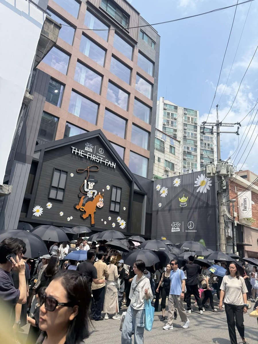 WhiteTamar1's tweet photo. So many fans coming to #GDRAGON #PEACEMINUSONE x toy story the first fan POP UP in Seongsu https://t.co/q9jeJRJXsZ