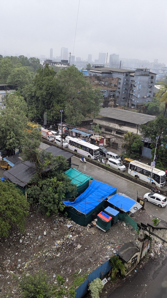 _iamkartik_'s tweet photo. @DGPMaharashtra @KDMCOfficial 

Please help, people here are stuck from last 1 hr. Please clear the traffic.

Address: Manpada Road, Near Dmart, Dombivli East https://t.co/RKO0MEKv5E