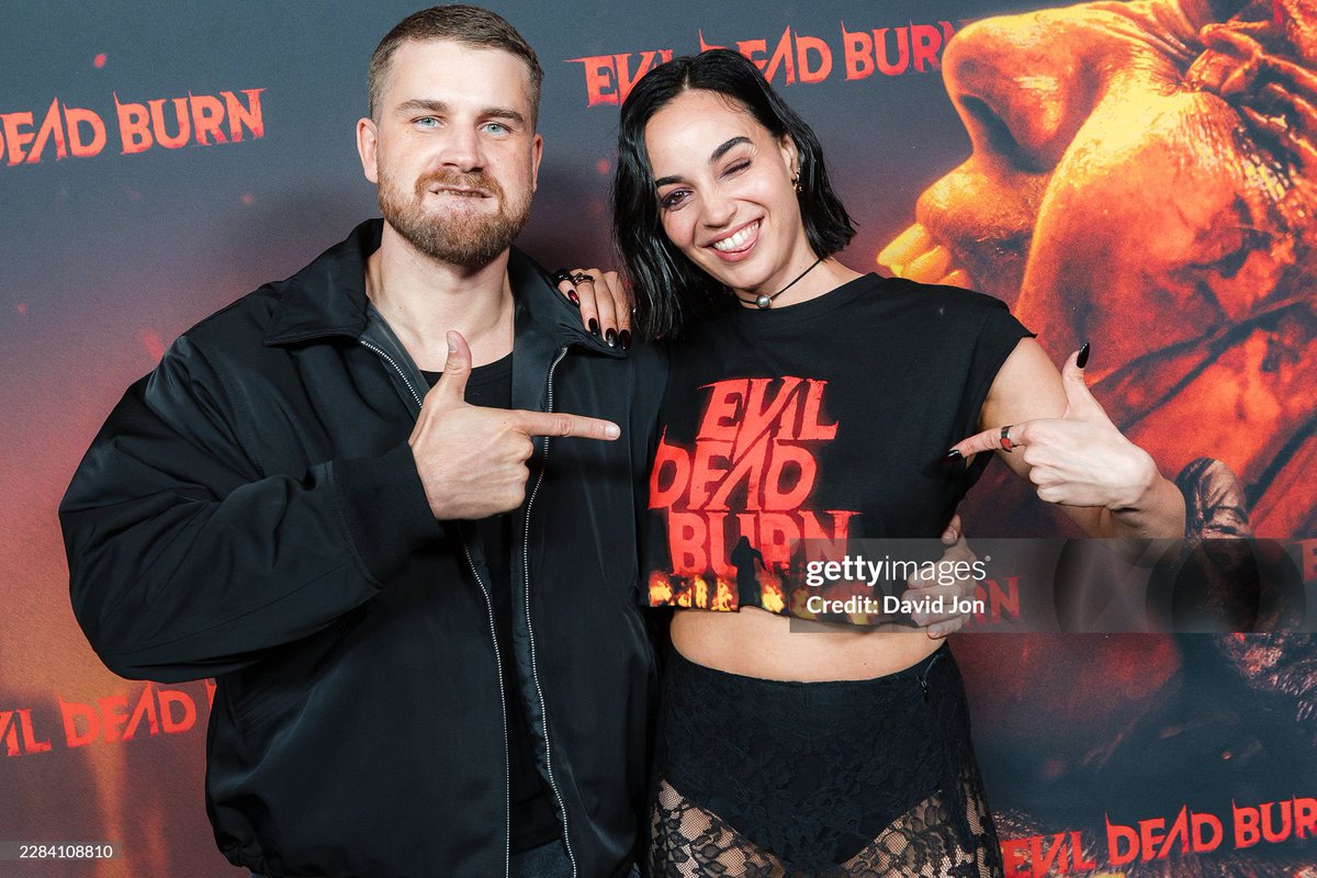 SamRaimiUpdates's tweet photo. The cast of ‘EVIL DEAD BURN’ at the Fan Event tonight in Los Angeles! #EvilDeadBurn 🩸🔥 https://t.co/ViG32FnYN4