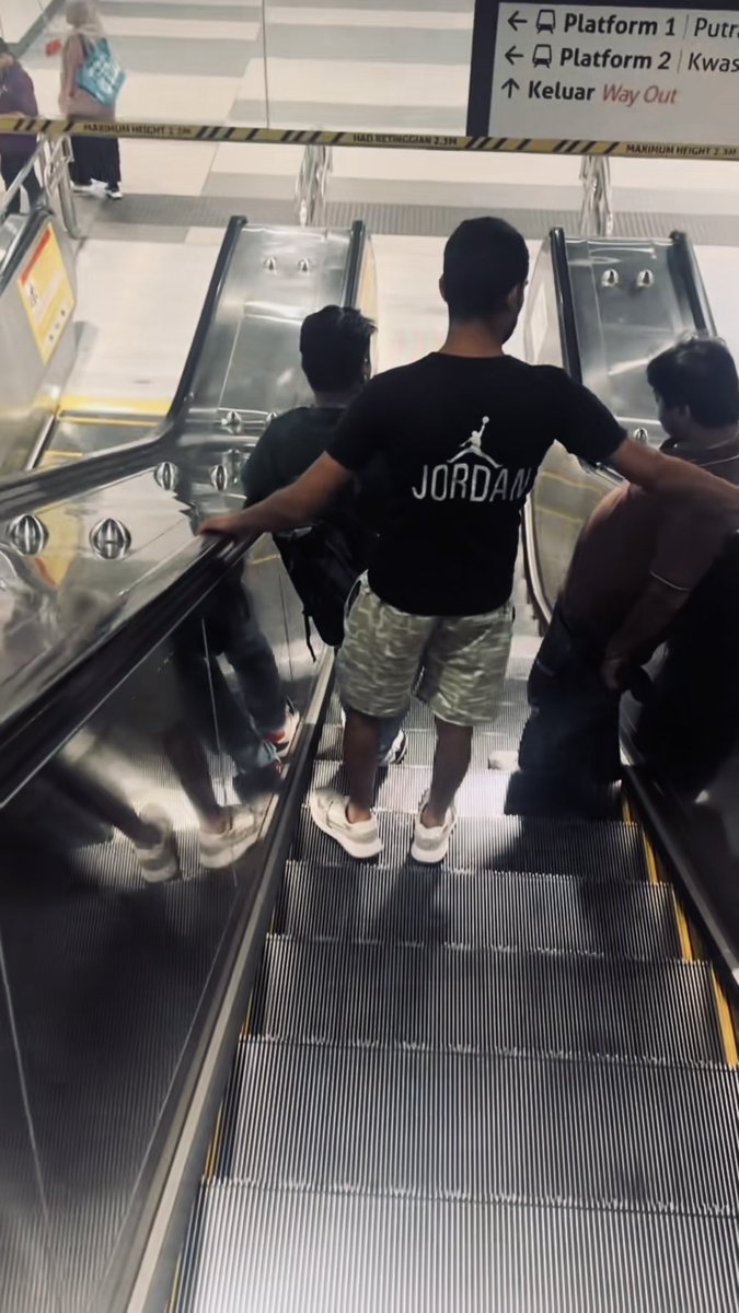 askrapidkl's tweet photo. KEBERSIHAN STESEN-STESEN DAN TREN RAPID KL ADALAH TANGGUNGJAWAB KITA BERSAMA

Jangan Tiru Aksi Ini. https://t.co/ofsf0GQIRS