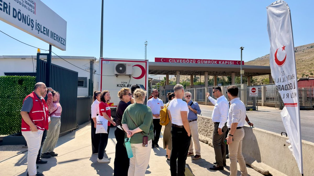 KizilayTM's tweet photo. #Hatay Toplum Merkezi olarak, Britanya Kızılhaçı Ülke Temsilcisi Robert Jay Kaufman ve beraberindeki heyeti Hatay Cilvegözü Sınır Kapısı ile Toplum Merkezimizde ağırladık. Ziyaret kapsamında sınır kapısındaki koruma çalışmaları ve merkezimizde sunulan hizmetler yerinde incelendi. https://t.co/5lO0uvVUSM