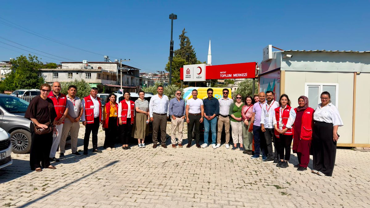 KizilayTM's tweet photo. #Hatay Toplum Merkezi olarak, Britanya Kızılhaçı Ülke Temsilcisi Robert Jay Kaufman ve beraberindeki heyeti Hatay Cilvegözü Sınır Kapısı ile Toplum Merkezimizde ağırladık. Ziyaret kapsamında sınır kapısındaki koruma çalışmaları ve merkezimizde sunulan hizmetler yerinde incelendi. https://t.co/5lO0uvVUSM