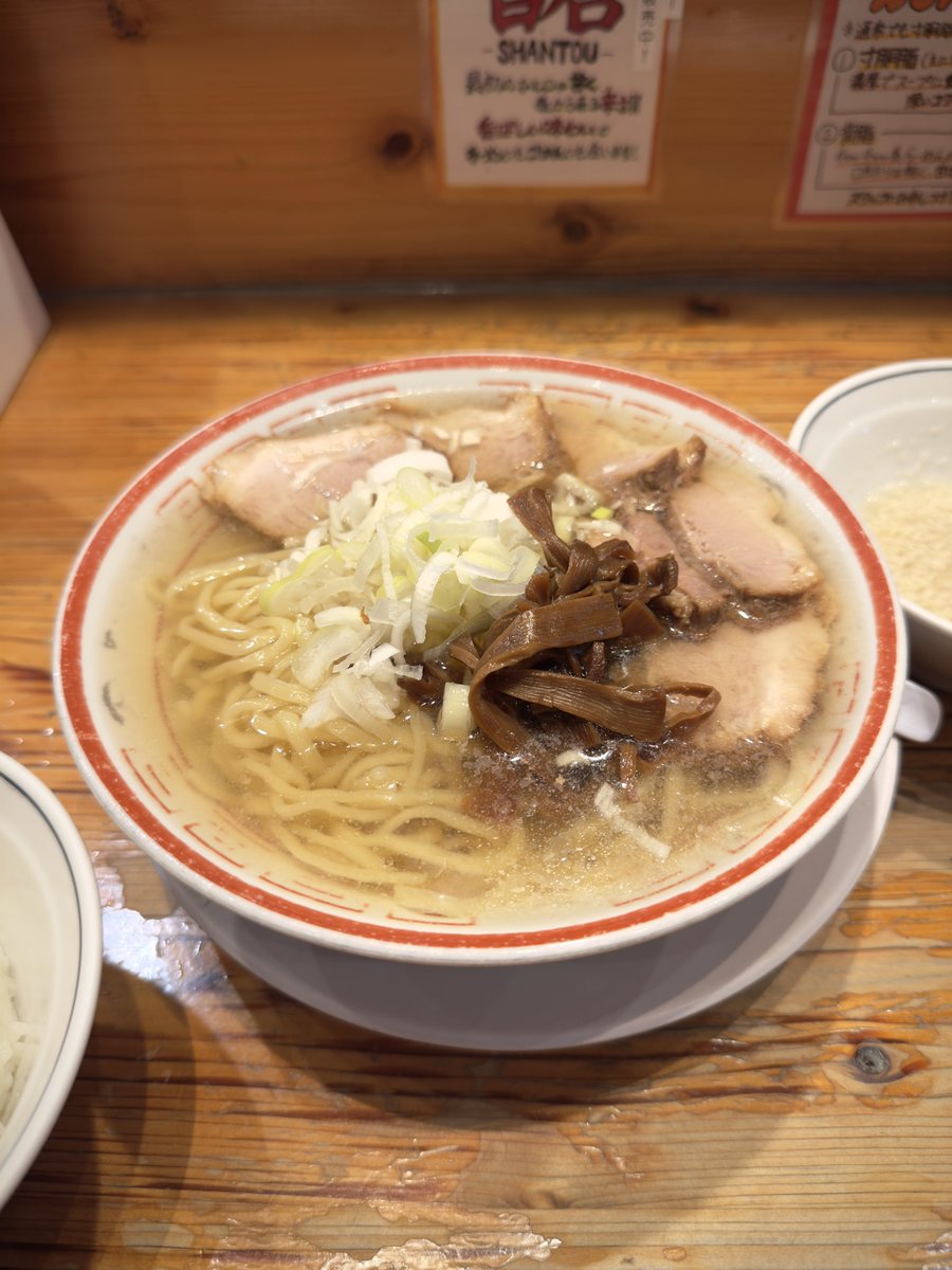mellco's tweet photo. 田中そば店　夏の名物冷かけ中華そば
器からキンキンに冷えていて今日みたいなジメっとした蒸し暑い日には気持ち良すぎる〜　酸味ナシ塩気アリでなんか白米にも合う！背脂別皿でディップすると背脂100%つけ麺も味わえて神　終盤シャントウで爽やかさとパンチを加えて大満足 https://t.co/njQDvzL2Is