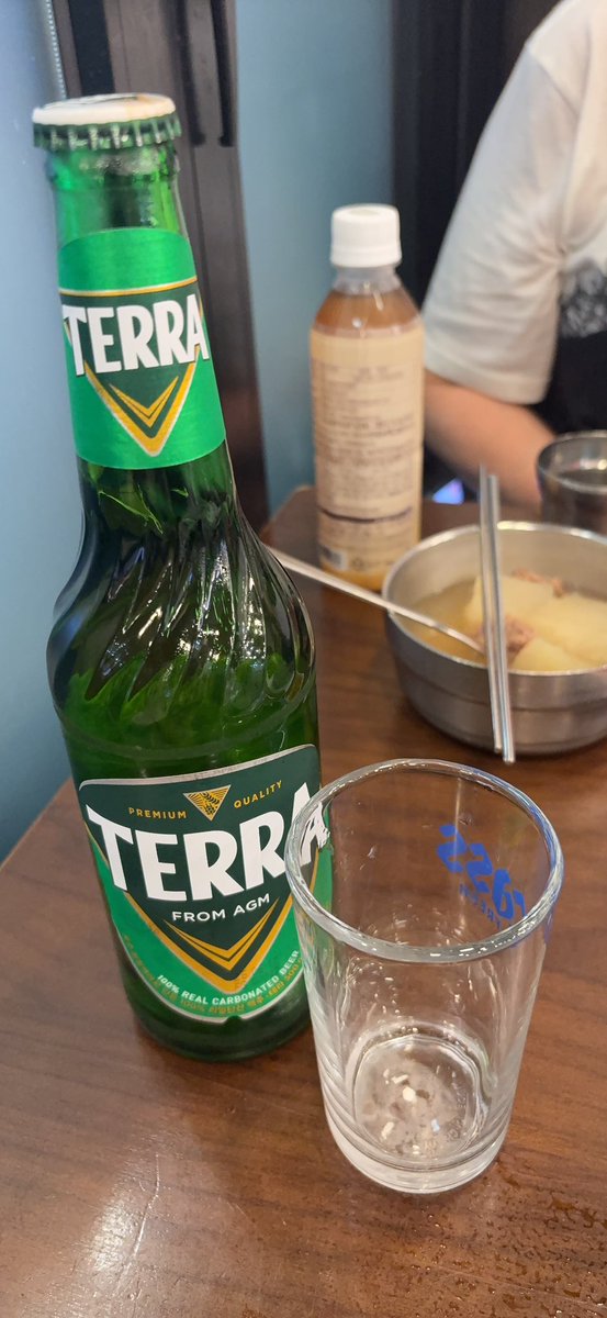 Nao01471's tweet photo. 娘の希望で夜はサンナクチ(タコの踊り食い)とユッケを食べに広蔵市場に来ました🎶

僕は生肉食べれないので(生レバーはいける)、ビール🍺飲みながら見学のみです🍻

生レバーあてにしてます✨

行列がいつも出来てるユチョンユッケに並ばずに入れました✨️

#韓国旅行
#広蔵市場
#ユッケ
#サンナクチ https://t.co/XjJJQwY1Nh