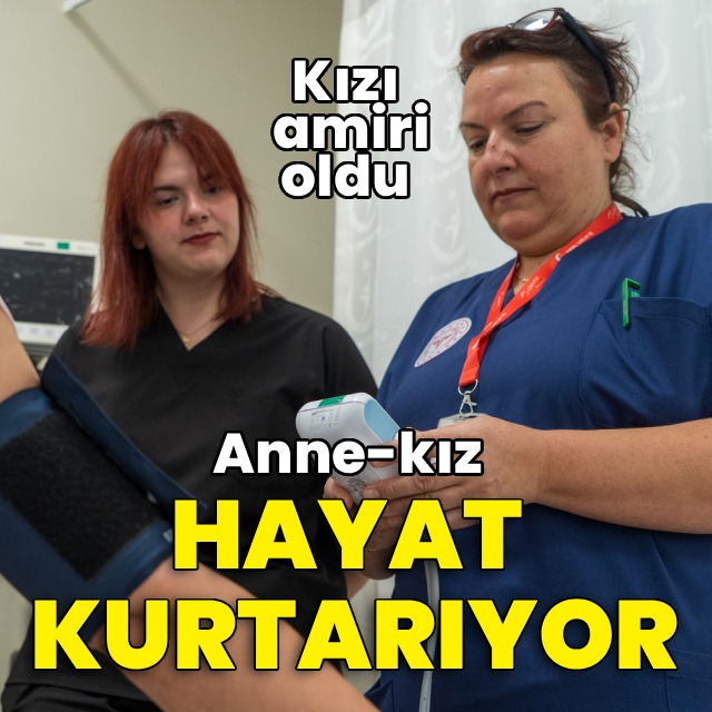 Haberturk's tweet photo. Manisa Şehir Hastanesi Acil Servisin emektar hemşiresi Neşe Ertürk, doktor olan kızı Zeynep Aleyna ile omuz omuza hayat kurtarmanın eşsiz gururunu yaşıyor.

Çocukluğunu annesinin nöbet tuttuğu hastane koridorlarında geçiren Dr. Zeynep Aleyna Ertürk, bugün aynı acil serviste 24 yıllık hemşire annesiyle birlikte omuz omuza şifa dağıtıyor https://t.co/Ks8De68U2B