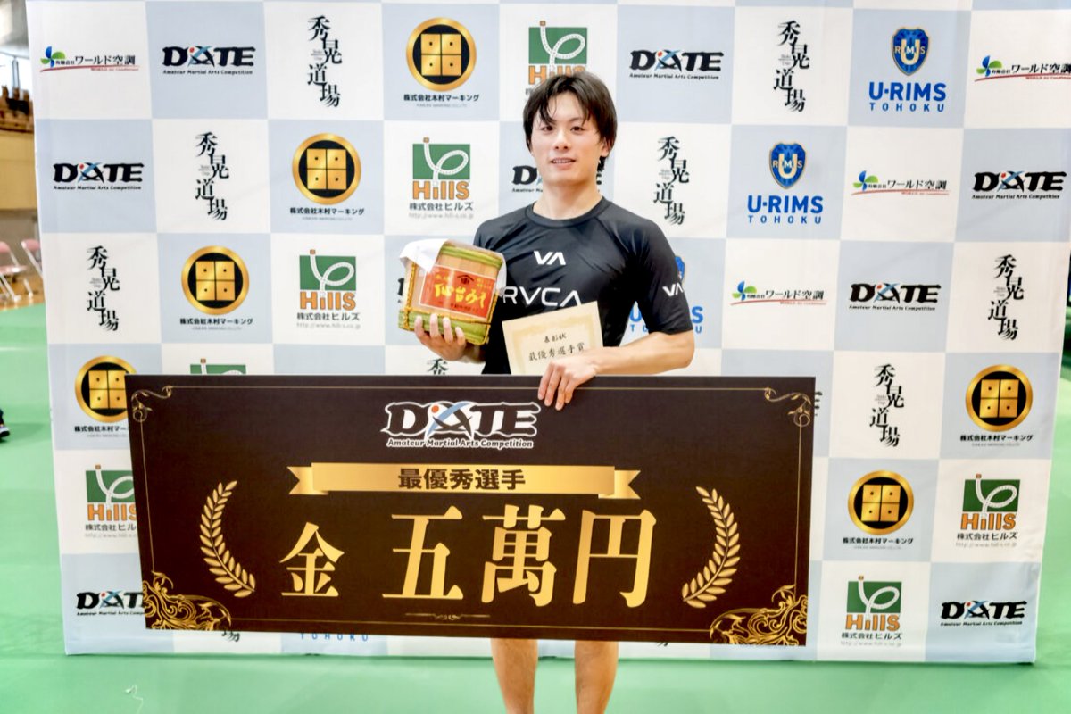 SHOOT_BOXING's tweet photo. ／
【DATE】東北随一のアマチュア大会🥊
DATEでSBマッチに挑み勝利を収めた
横田一歩がプロデビューへ
＼

SB東北を統括する秀晃道場主催のアマチュア大会『DATE.12』が2026年6月28日（日）宮城・ヒルズはねっこアリーナ・メインアリーナにて開催された。

全62試合のメインイベントでは、秀晃道場の期待の新鋭・横田一歩と大里蓮（スターゲートジム）がSBアマチュアOFGマッチ（一般 -66kg/2分2R）で対戦し、打撃で優勢に試合を進めた横田が投げ技でシュートポイント3を奪って完勝。最優秀選手賞を獲得した。

今回SBルールでの試合結果と実績を踏まえて、横田はさっそく2026年8月22日（土）東京・後楽園ホール大会『SHOOT BOXING 2026 act.4』でプロデビュー戦を予定している。