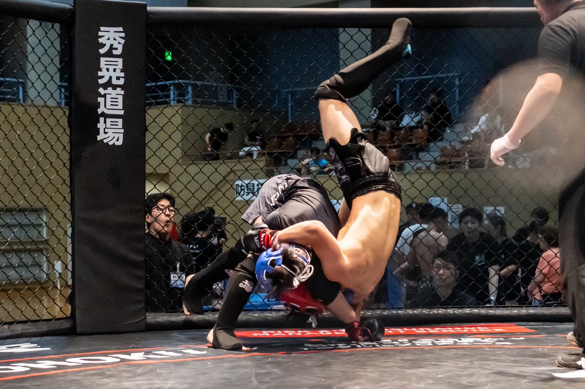 SHOOT_BOXING's tweet photo. ／
【DATE】東北随一のアマチュア大会🥊
DATEでSBマッチに挑み勝利を収めた
横田一歩がプロデビューへ
＼

SB東北を統括する秀晃道場主催のアマチュア大会『DATE.12』が2026年6月28日（日）宮城・ヒルズはねっこアリーナ・メインアリーナにて開催された。

全62試合のメインイベントでは、秀晃道場の期待の新鋭・横田一歩と大里蓮（スターゲートジム）がSBアマチュアOFGマッチ（一般 -66kg/2分2R）で対戦し、打撃で優勢に試合を進めた横田が投げ技でシュートポイント3を奪って完勝。最優秀選手賞を獲得した。

今回SBルールでの試合結果と実績を踏まえて、横田はさっそく2026年8月22日（土）東京・後楽園ホール大会『SHOOT BOXING 2026 act.4』でプロデビュー戦を予定している。