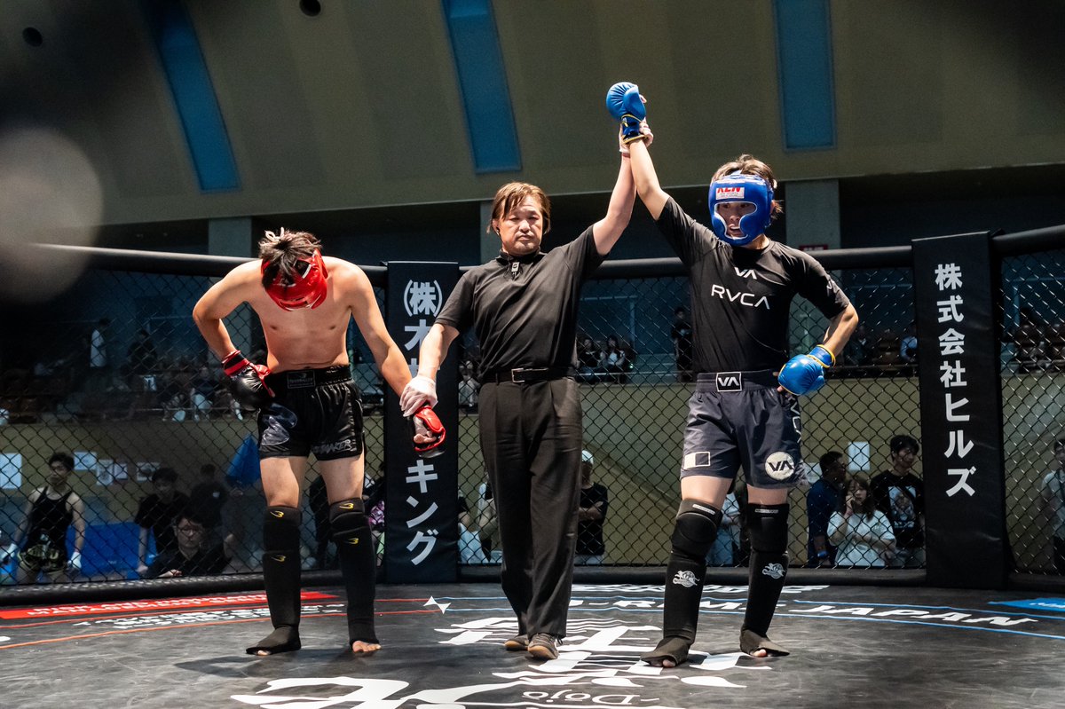 SHOOT_BOXING's tweet photo. ／
【DATE】東北随一のアマチュア大会🥊
DATEでSBマッチに挑み勝利を収めた
横田一歩がプロデビューへ
＼

SB東北を統括する秀晃道場主催のアマチュア大会『DATE.12』が2026年6月28日（日）宮城・ヒルズはねっこアリーナ・メインアリーナにて開催された。

全62試合のメインイベントでは、秀晃道場の期待の新鋭・横田一歩と大里蓮（スターゲートジム）がSBアマチュアOFGマッチ（一般 -66kg/2分2R）で対戦し、打撃で優勢に試合を進めた横田が投げ技でシュートポイント3を奪って完勝。最優秀選手賞を獲得した。

今回SBルールでの試合結果と実績を踏まえて、横田はさっそく2026年8月22日（土）東京・後楽園ホール大会『SHOOT BOXING 2026 act.4』でプロデビュー戦を予定している。