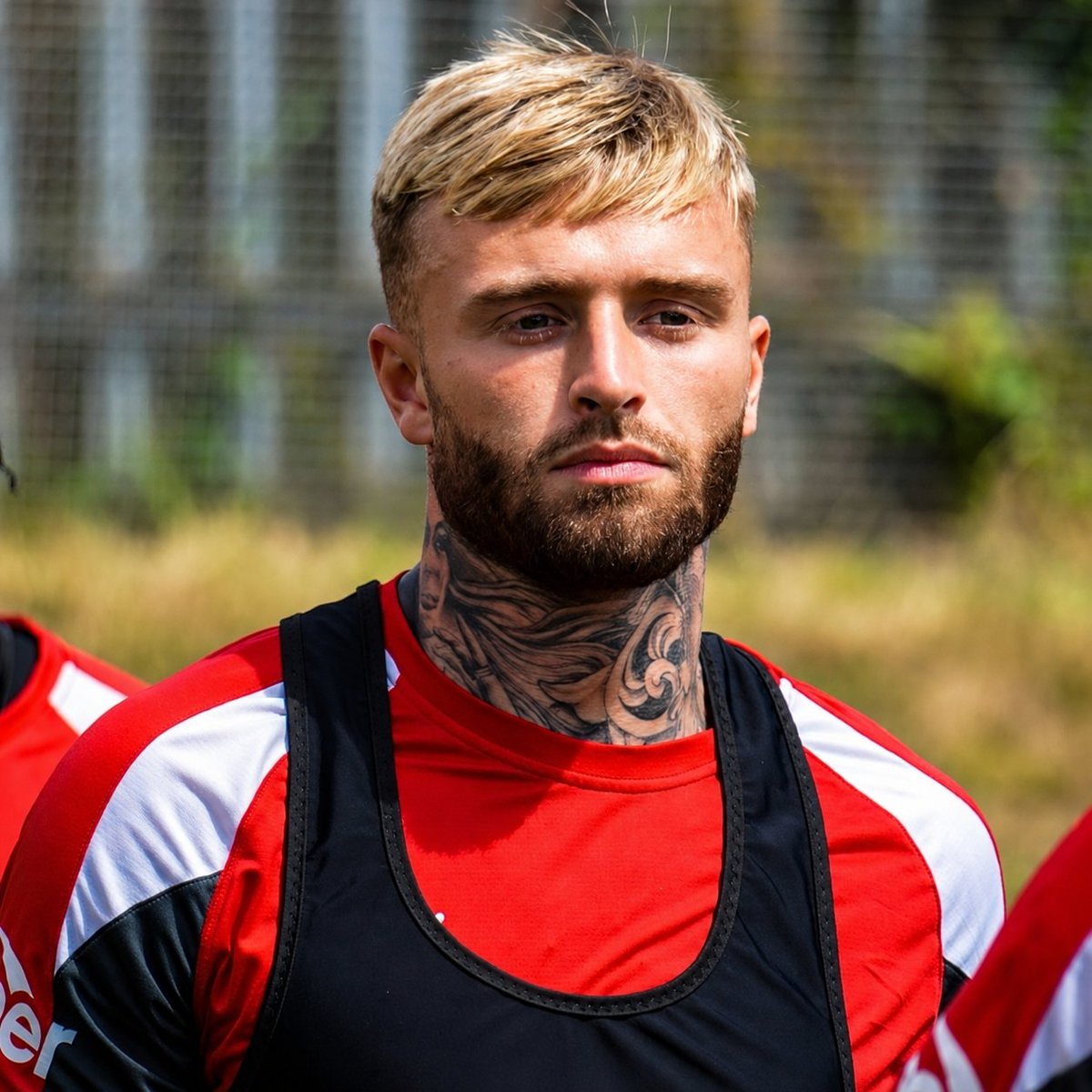 OakwellHub's tweet photo. Somebody tell Georgie Gent this is pre-season training, not a photoshoot. 📸😂
Footballer or GQ cover star?
You decide. 😅
#BarnsleyFC #YouReds #Oakwell #OakwellHub #smoldering https://t.co/V1yh7Db4AS