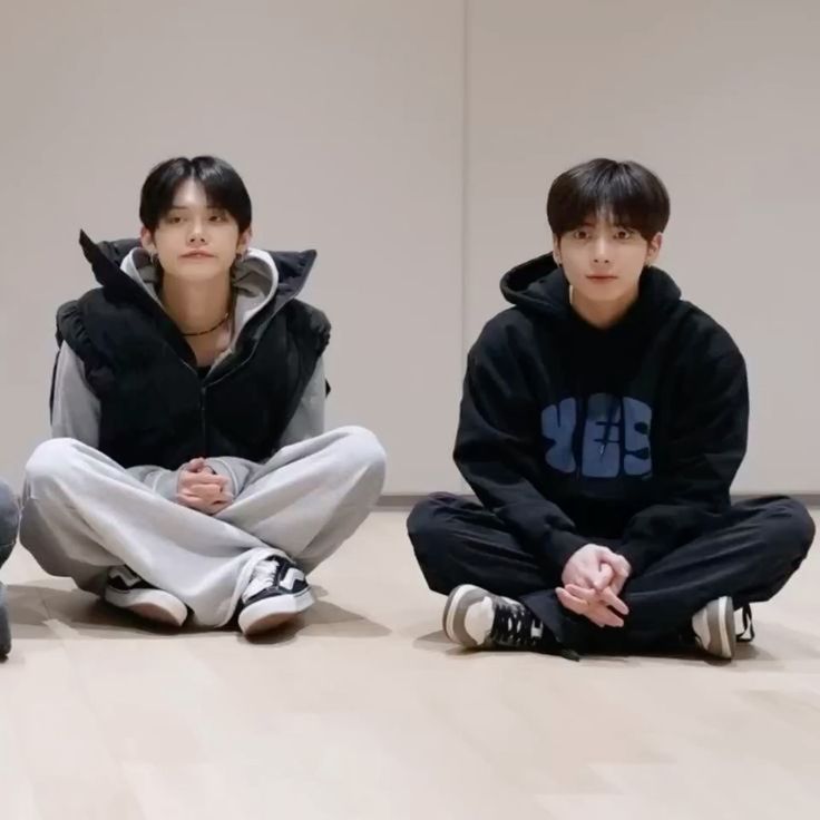 nyong304's tweet photo. 냥냥..🐈🐈‍⬛ https://t.co/InyNEseImo