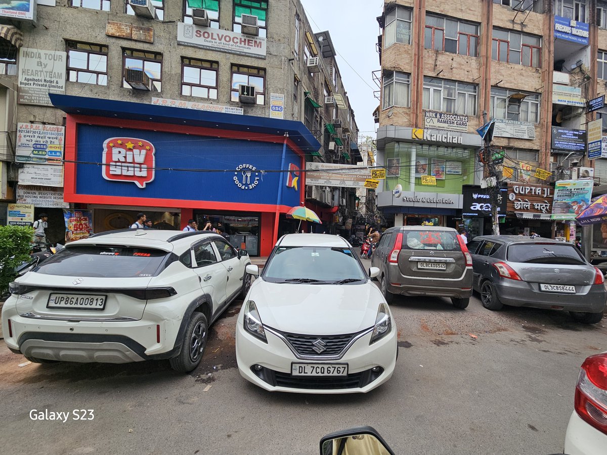 SatyarthiRohan's tweet photo. Rasta mein parking kar diya service road ke. 
Time: 2:13PM
DATE -01-07-2026
PLACE SHAKARPUR CROSSING BUS STAND TOWARDS LAXMI NAGAR 
@dtptraffic 
@CPDelhi https://t.co/baq67sVrWV
