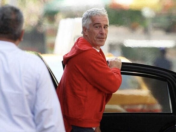 le_Parisien's tweet photo. Dans son immense appartement du XVIe, sur les plages de la Côte d'Azur ou dans les châteaux d'Île-de-France... Jeffrey Epstein était en France comme chez lui.

Jamais, de son vivant, le financier et pédocriminel n'a été inquiété par les autorités françaises ➡️ https://t.co/GjbyWn1RIt