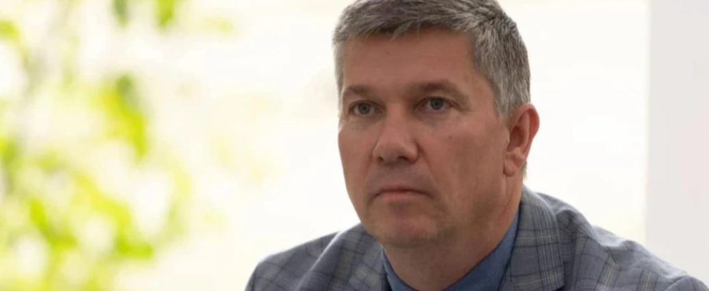 News_UOC's tweet photo. ⚖️A measure of restraint has been chosen for a state official who threatened to evict the monks from the Kyiv-Pechersk Lavra.

Nighttime house arrest has been imposed on Rostyslav Karandieiev, former acting Minister of Culture of Ukraine.
🔗More: https://t.co/gzw2Wmv0oY
@MCSC_Ukraine @MinCultUkraine 
#UOC #Orthodox #Church #ChristianFaith #ReligiousNews #Ukraine #Ukrainian #minister #culture #information #Policy #court #law #legal #news #housearrest #challenge #decision #ruling #threat #eviction #monastery #Lavra #monks #monastic #illegal #violation