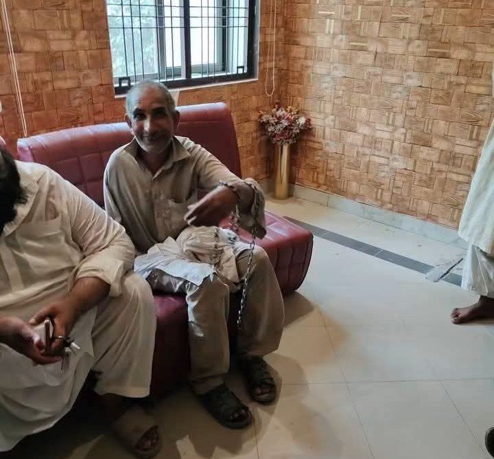 MohUmair87's tweet photo. بابے صدیق کی ضمانت ہوگئی

شیخوپورہ، شرق پور شریف کا رہائشی بابا صدیق ایک بازو سے معذور ہے اور ریڑھی لگا کر اپنا گزر بسر کرتا ہے، چند روز قبل اسکی ریڑھی پر لگا پھل اور کنڈا انتظامیہ نے ضبط کرلیا۔ بابا جی کسی صحافی کو ویڈیو بیان دے بیٹھے جس کے بعد بابا جی کو سامان واپسی کے نام پر تھانے بلا کر مقدمہ درج کرلیا گیا۔ معذور بابا جی کو ہتھکڑی لگی، تھانہ کچہری میں ذلالت ہوئی اور اب انکو مقدمہ سے ڈسچارج کردیا گیا ہے۔ امید ہے بزرگ اب کبھی اپنے ساتھ ہونے والی زیادتی پر بولیں گے نہیں