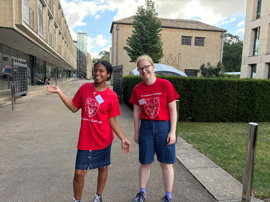 StAnnesCollege's tweet photo. Destiny, Isobel and our other student ambassadors are ready to meet you at St Anne's -- follow the bubbles! #OxOpenDays https://t.co/6ehIUQIRnX