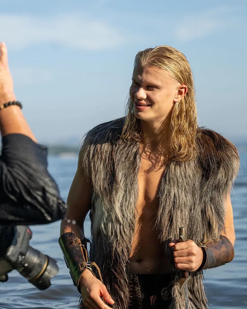 serbestiyetweb's tweet photo. Norveç’in 1.97’lik dev golcüsü Erling Haaland’ın aşırı Viking dünyası…

🔺Ormanda odun keserek idman yapıyor

🔺Günde 6.000 kalori alıyor

🔺Çiğ süt içiyor

🔺Lüksemburg’da “Yağma” adını verdiği vergi avantajlı bir yatırım şirketi var.

🔺13. yüzyıldan kalma Eski İskandinav destanı “Heimskringla”nın bir baskısını 130.000 dolara satın aldı, ardından “hiçbir zaman iyi bir okur olmadım” diyerek yerel kütüphaneye bağışladı.

https://t.co/127ZG8UWfn
