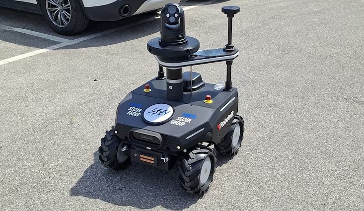 RobotnikRobots's tweet photo. 'Vigilanza 2.0, arriva il robot pattugliatore' via @sole24ore 
Our RB-WATCHER XL for @fortesecurgroup 

📰https://t.co/SUMtY6q3As https://t.co/uVb4kf4Bnb