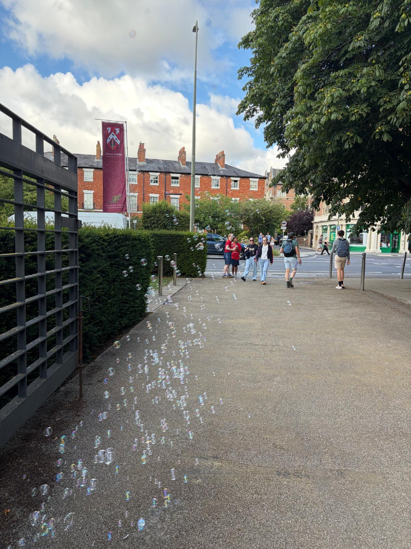 StAnnesCollege's tweet photo. Destiny, Isobel and our other student ambassadors are ready to meet you at St Anne's -- follow the bubbles! #OxOpenDays https://t.co/6ehIUQIRnX