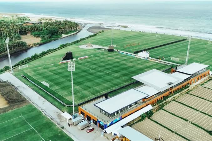 Bali_Football's tweet photo. Agenda di Bali United Training Center pekan ini :

4 Juli konser Sheila on 7
5 Juli latihan timnas Indonesia

Buat yang nanya "Ngapain bikin training center kalo gak juara?"

Naah ini salah satu benefit klub punya training center, bisa jadi sumber pendapatan baru buat klub ✅ https://t.co/scupB76KMi