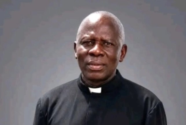 P0eMPieDinges's tweet photo. Een paar dagen geleden hebben islamitische Fulani-militanten in Nigeria pastoor Markus Nyam voor zijn kerk afgeslacht. 

Volgens ooggetuigen waren deze moslims specifiek op zoek naar christelijke leiders om ze te doden. De pastoor werd niet niet als enige vermoord: zo’n 28 andere christenen werden die nacht ook gedood en hun huizen werden in brand gestoken.

Bij de NOS, https://t.co/tEwO4ivmpH, AD, RTL Nieuws en de Volkskrant: nog steeds doodse stilte.
Berichtgeving hierover zou te islamofobisch zijn.