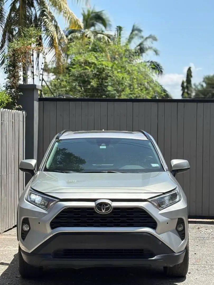 SIKAOFFICIAL1's tweet photo. CCTV footage of the moment an alleged car thief casually walked into a garage at Achimota-Abofu and drove off with a 2020 Toyota RAV4 with chassis number 2T3C1RFV2LC034394. 

[🎥: yhayraautos] https://t.co/4mDEOxtrHw