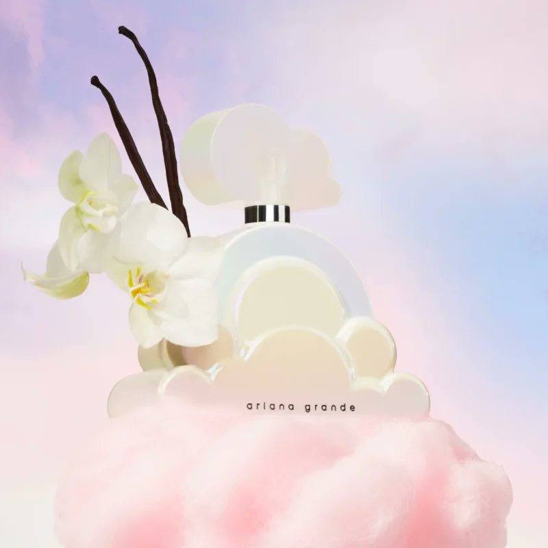 Nichedrop's tweet photo. جديد✦ | Cloud Aurora by Ariana Grande
مقدمة العطر: سكر مغزول، كشمش أسود، ومسك ناعم.
 قلب العطر: بتلات مغموسة بالفانيليا وأخشاب دافئة. 
قاعدة العطر: دخان الفانيليا وعنبر ذهبي. https://t.co/2RXafqrFU7