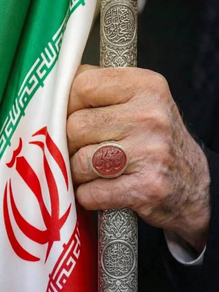 twelf_imam313's tweet photo. پرچمدار ایران ، #پدر_امت ایران و ایرانی ترین ایرانی قطعا تو بودی... 
#باید_برخاست https://t.co/iwFRNlzHTe