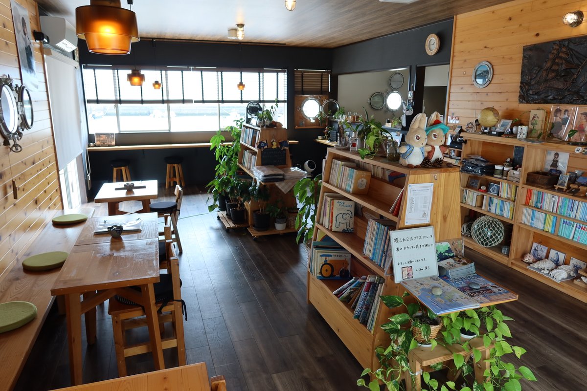 SAKE_KAKUSHI's tweet photo. No.001「#えたじま観光アンバサダー 」としての初投稿は、広島県江田島市の『Cafe Lisboa』さんをご紹介☕

100年以上の歴史のある造船所がカフェとなり、旅好きのマスター（木造船の棟梁）が入れる珈琲をはじめ、島の味噌を使ったキーマカレーに各種スイーツ🍛

店内から眺める島の景色もおすすめ📷 https://t.co/4HRy1OmPPP