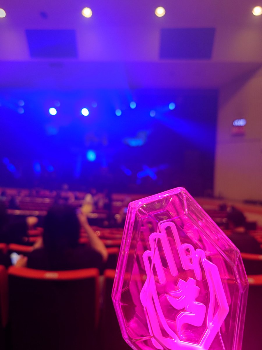 m18c6mnm's tweet photo. 着いたぜ会場！
17列目だったからめっちゃ後ろじゃんとか思ってたけど、思ってたより近かったわ🥰
今年の座席も、影丸くんが良く見えそうで非常にテンションが上がっておりますわ💃 https://t.co/cG08lXtAp7