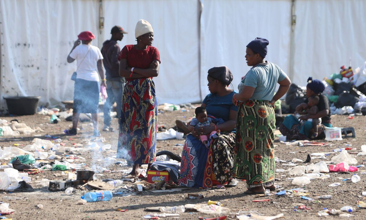 DaniMayakovski's tweet photo. Las familias inmigrantes en Sudáfrica han sido expulsadas de sus casas, obligadas a vivir en la indigencia antes de ser deportadas.

Los blancos de origen colono controlan el 72% de todas las propiedades en Sudáfrica... pero es más fácil ir a por uno más pobre que tú, ese que vive en una chabola sin pertenencias, en vez de luchar contra el sistema neocolonial y recuperar tu tierra.