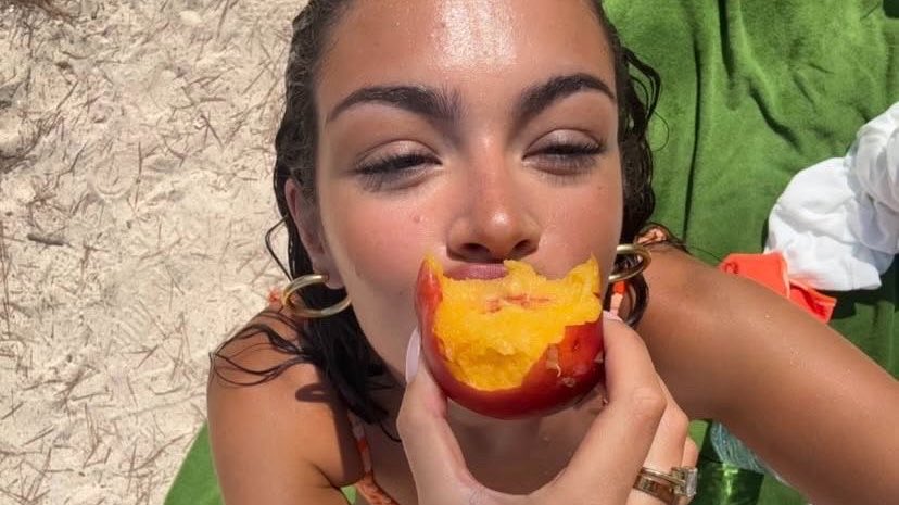 parisandior's tweet photo. july 1st https://t.co/FXefD8hkHN