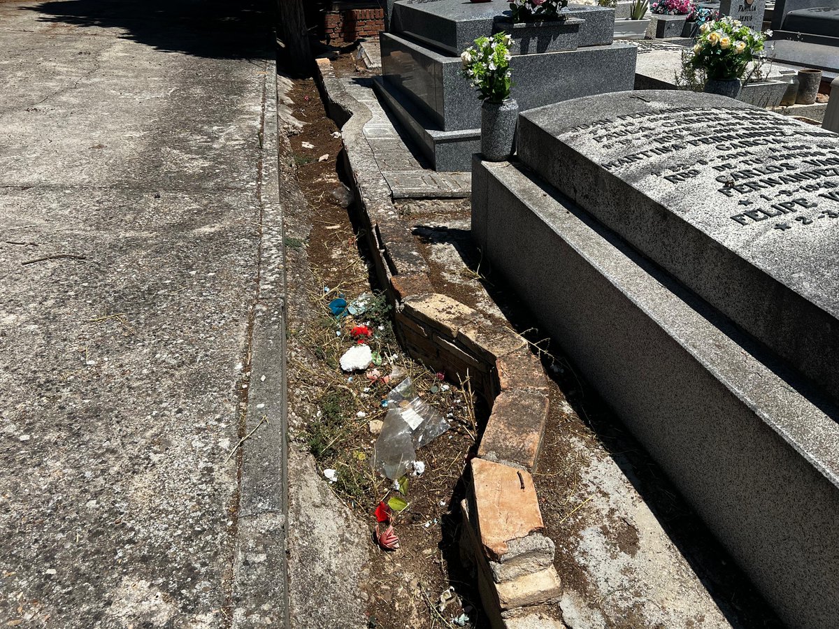 psoe_toledoayto's tweet photo. El Cementerio Municipal de #Toledo merece respeto, mantenimiento y dignidad.

❌ Denunciamos el estado de abandono que presenta y exigimos al alcalde Carlos Velázquez una actuación inmediata para dignificar un servicio público esencial.

🔗 https://t.co/Kw4sYhyXvl https://t.co/BABYNlQXsB