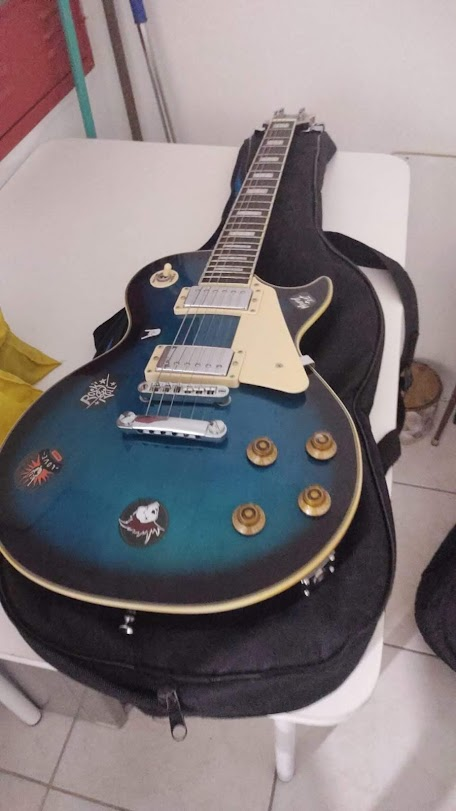 Alebecker5776's tweet photo. pior que fiz uma arte atrás do violão mas eu não achei a imagem to postando arte aleatoria do que eu fiz com minha vivencia. Só vivemos uma vez heh https://t.co/Ht3EYg2uMq