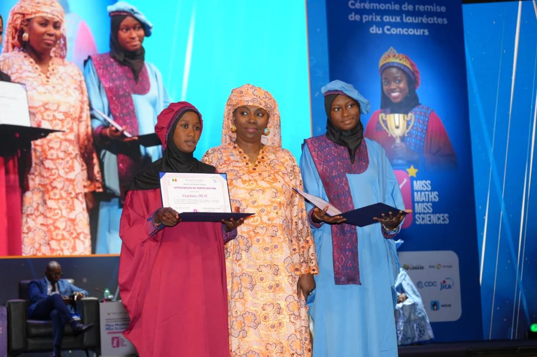 EDC_Senegal's tweet photo. 𝐄𝐃𝐂-𝐒𝐞́𝐧𝐞́𝐠𝐚𝐥 est 𝐟𝐢𝐞𝐫 𝐝’𝐚𝐯𝐨𝐢𝐫 𝐜𝐨𝐧𝐭𝐫𝐢𝐛𝐮𝐞́ 𝐚̀ 𝐥’𝐨𝐫𝐠𝐚𝐧𝐢𝐬𝐚𝐭𝐢𝐨𝐧 𝐝𝐞 𝐥𝐚 𝐜𝐞́𝐫𝐞́𝐦𝐨𝐧𝐢𝐞 𝐌𝐢𝐬𝐬 𝐌𝐚𝐭𝐡𝐬 – 𝐌𝐢𝐬𝐬 𝐒𝐜𝐢𝐞𝐧𝐜𝐞𝐬 𝟐𝟎𝟐𝟔
https://t.co/BB3MTClGQx https://t.co/O91pyr8NpZ