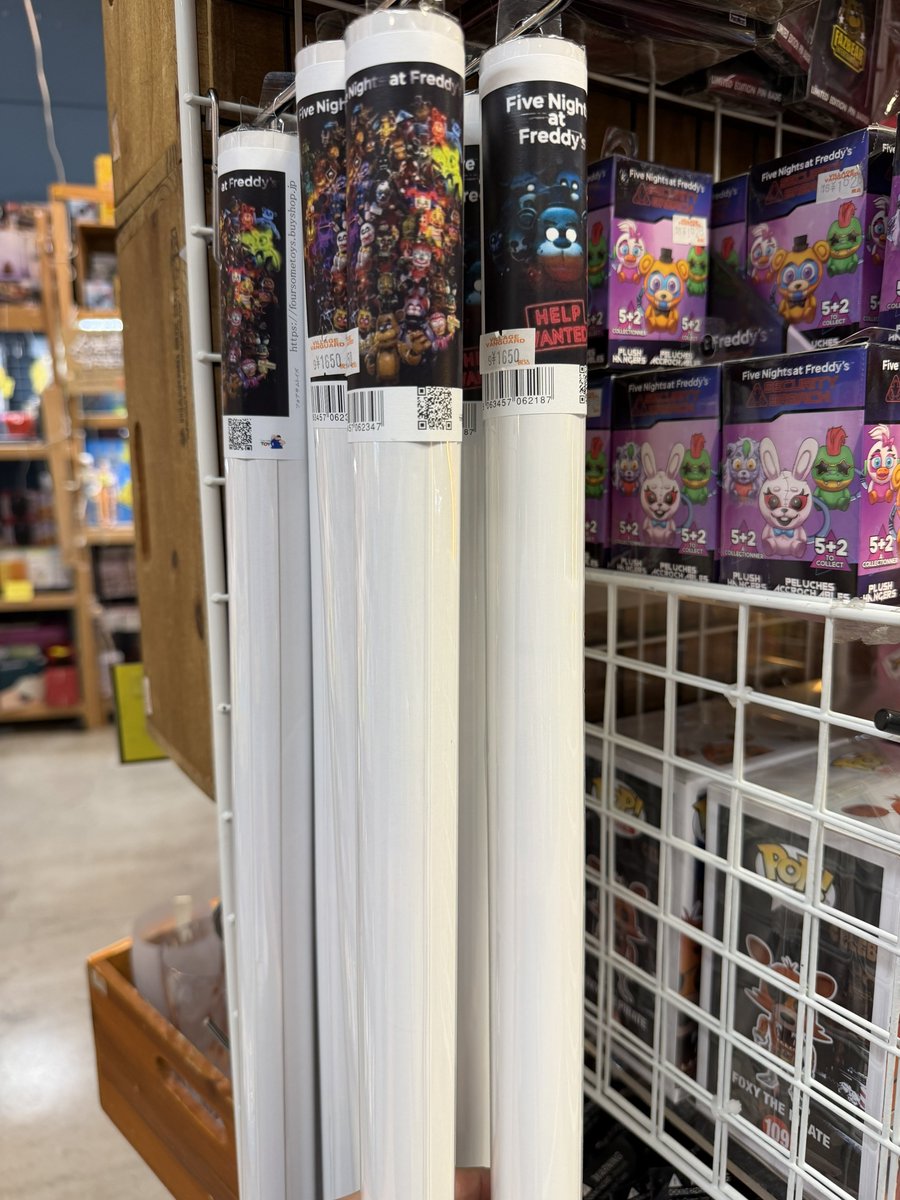 vvodaka233's tweet photo. 🍕#FNAF グッズ入荷‼️🧸
ポスター「FNAF AR」「HELP WANTED」
入荷しました‼️
お馴染みのメンバーに加えARに登場したアニマトロニクスも大集合のポスター&amp;VR1作目のメインビジュアルポスター(61cm×91.5cm) https://t.co/kDBU6gY9wn