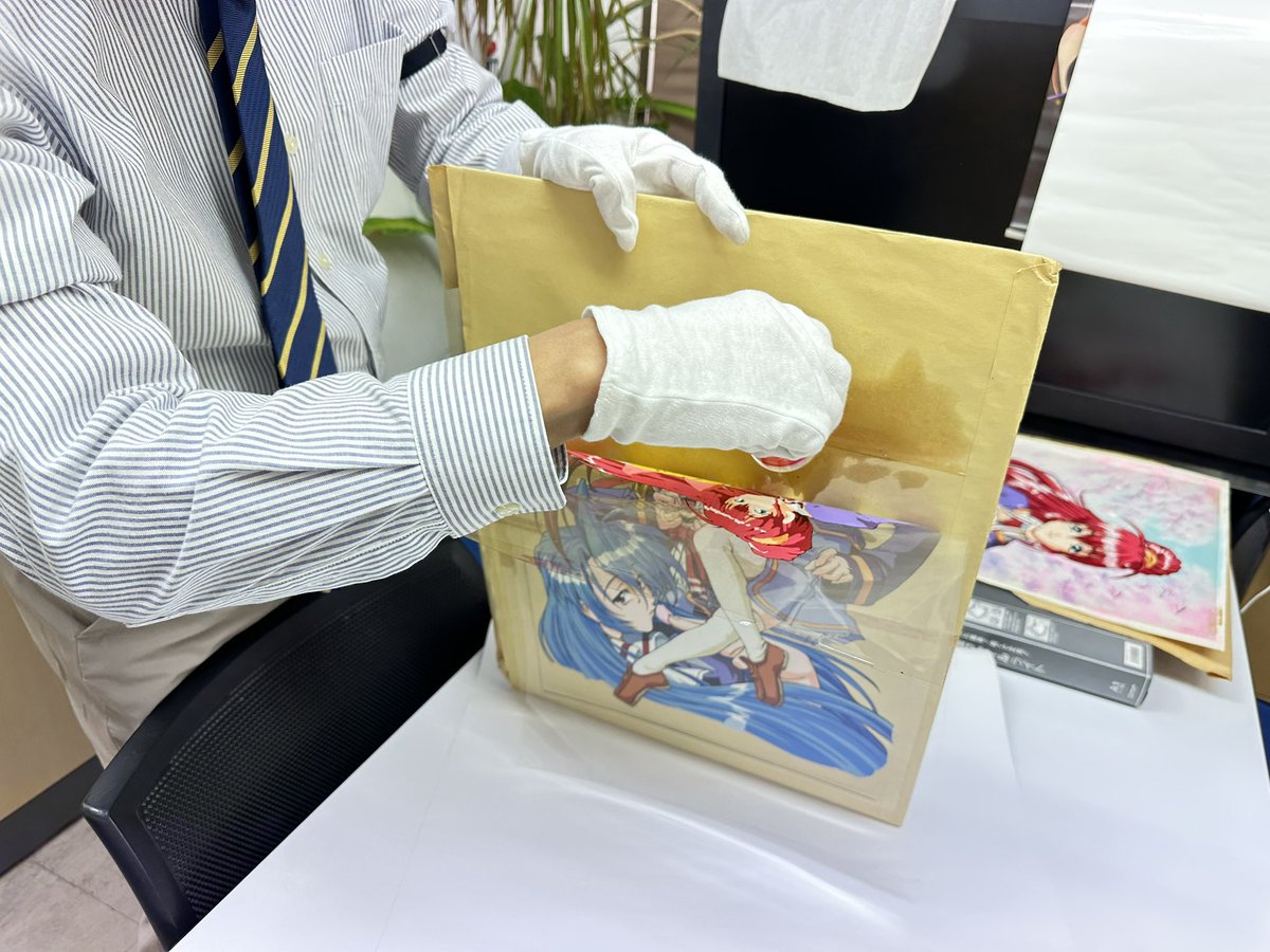 FANDC_Staff's tweet photo. 『Natural～身も心も～』のパッケージイラスト等はセル画でした。
ちなみに、セル画はとてもデリケートで時間が経つと紙などに貼り付いてしまうことがあります。そこで特別な方法で剥がします。また、光等にもとても弱いです。

#エフアンドシー
#Natural https://t.co/5sTeqoutqq