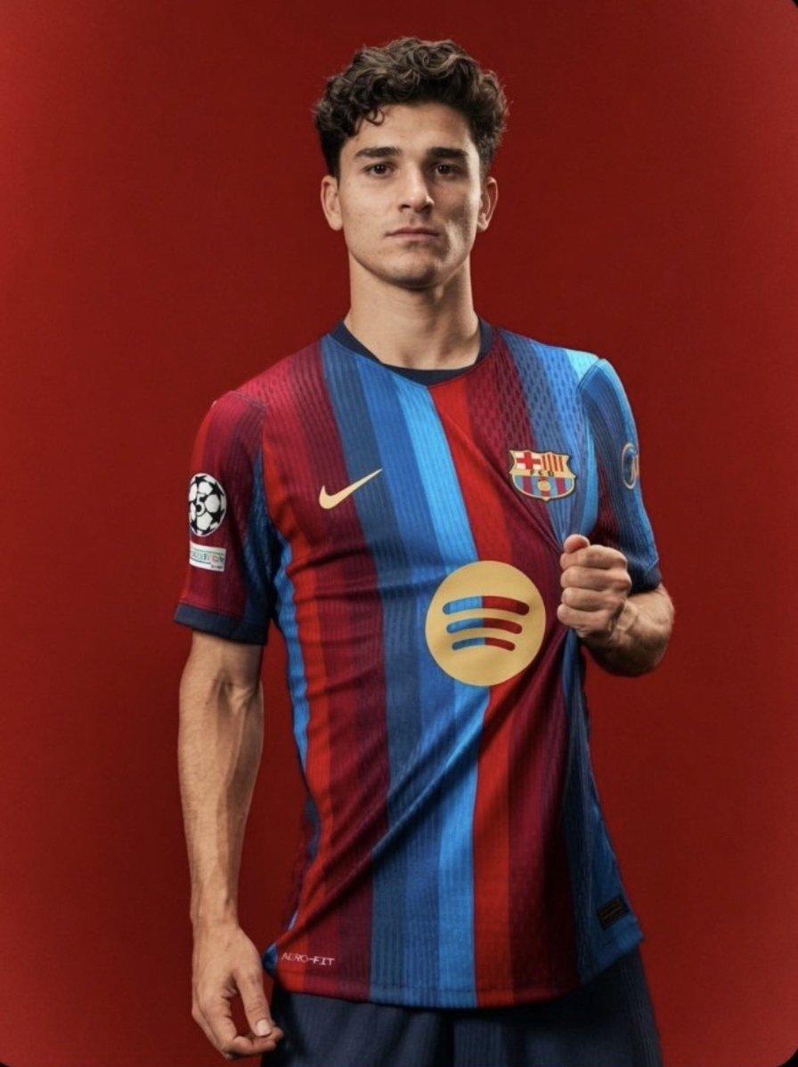 JuliAlvarezHQ's tweet photo. New kit🔵🔴💙❤️ https://t.co/SKac9un0Tb
