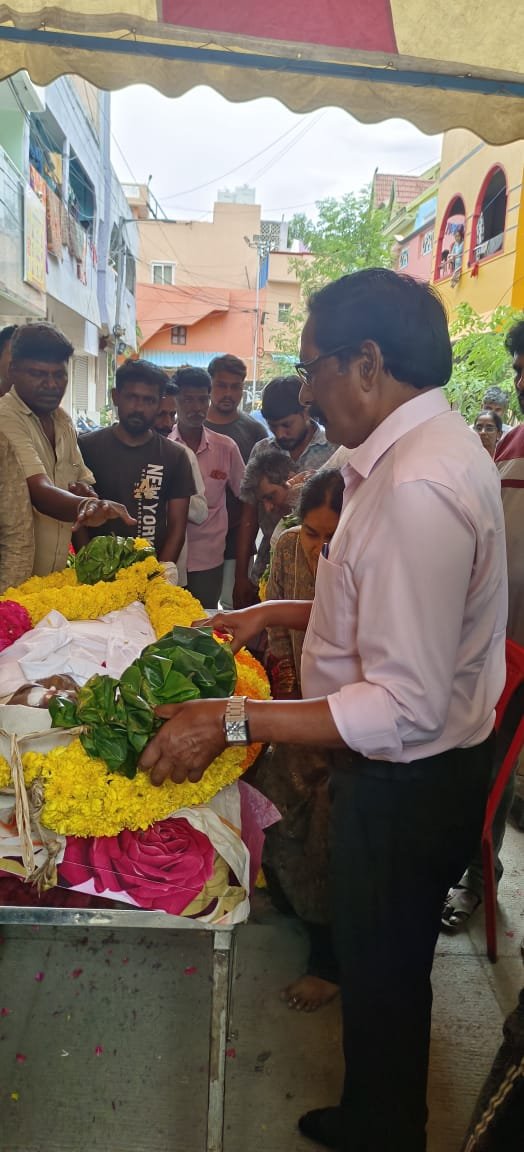 MouryaMNM's tweet photo. சென்னை RK நகர் #மக்கள்நீதிமய்யம் மாவட் தொழிலாளர் அணி அமைப்பாளர் ராம் சேகர் (44) நேற்று திடீரென மறைந்து விட்டார்.அவருக்கு 
மாவட்ட செயலர்கள் 
கோவிந்தராஜ்,மாறன் 
முன்னாள் மாவட்ட செயலர் கோமகன் 
மற்றும் மாவட்ட,வட்ட நிர்வாகிகளுடன் அஞ்சலி செலுத்தினேன்

#KamalHaasan
@maiamofficial 
#MNM https://t.co/o0M6u81JYI