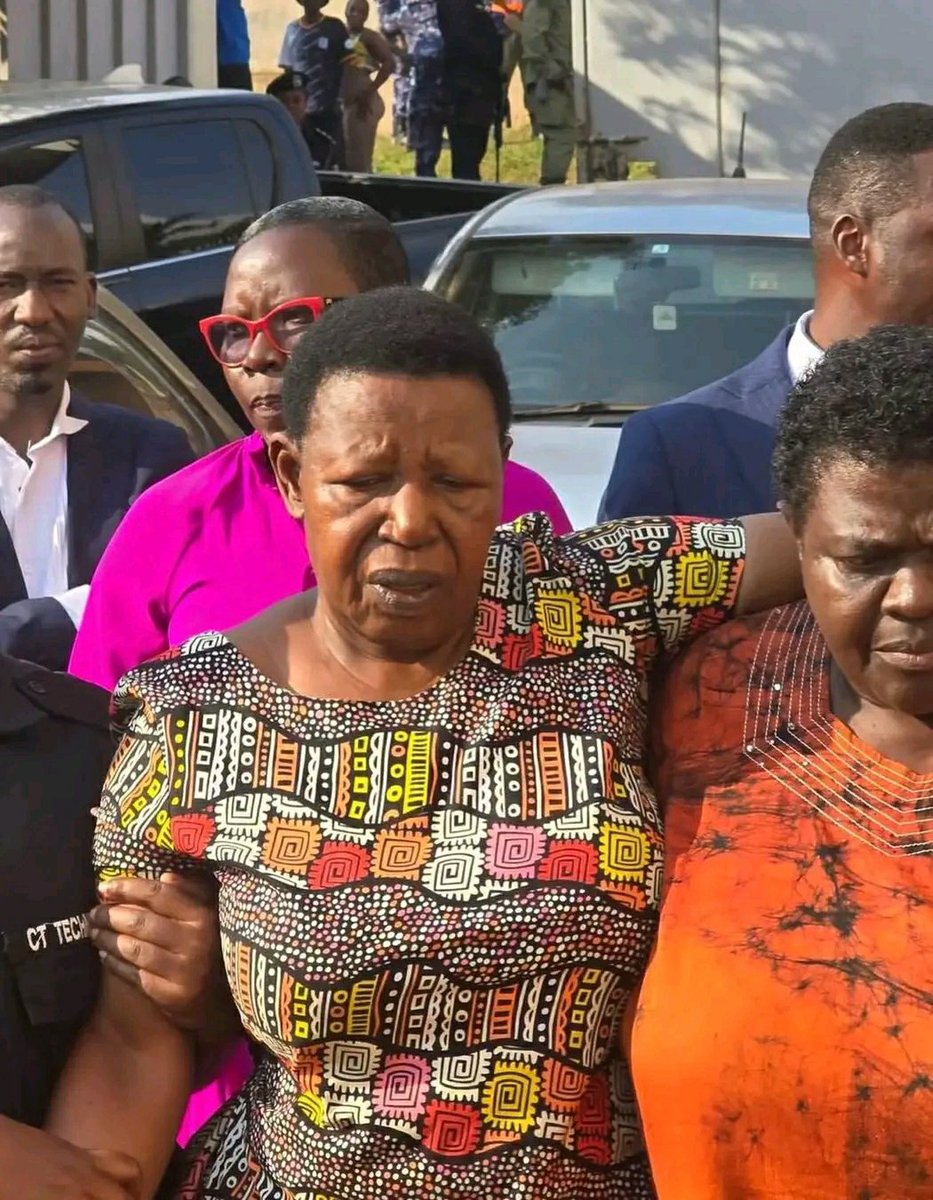 harix_ug13727's tweet photo. Eyaliko minister wempisa Miria Matembe akomezebwawo leero mukooti e luzira kubyekuusa kukusosola mu mawanga
@miriamatembe @NUP_Ug @pff https://t.co/ffyjRoL6cz
