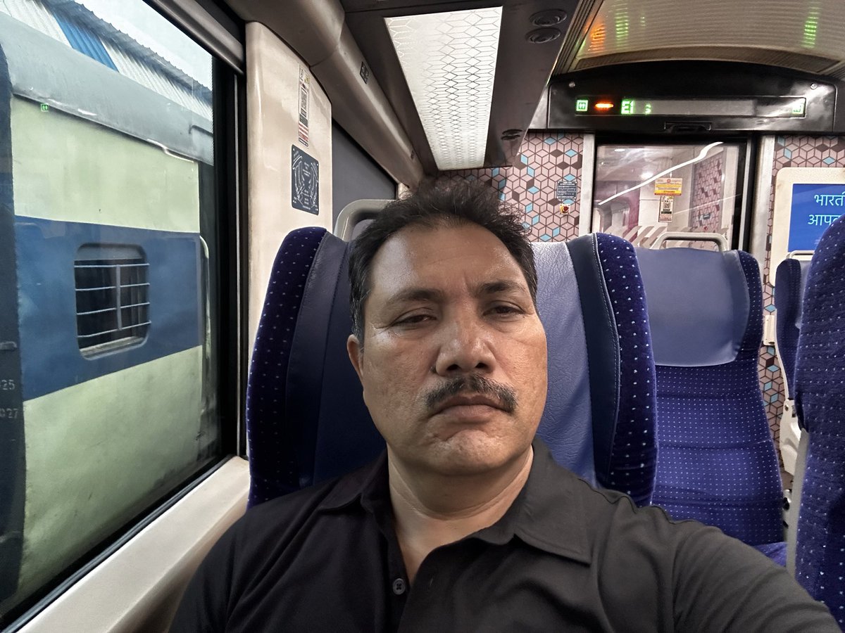 bjpjitendra_'s tweet photo. चलो सफ़र की शुरुआत करते है ये मेरी मंज़िलों से कम नहीं ,लोग मुझे मेरी कोशिशों से जाने सफलता कोई अंतिम सफ़र नहीं
ज़िंदगी छोटी ,घर छोटा ,सोच बड़ा
मन में है विश्वास हम होगे कामयाब एक दिन।

सदा ख़ुश रहो सफ़र चाहे ज़िंदगी का हो या ट्रेन का

 टाटा नगर से भूनेश्वर यात्रा वंदे भारत से https://t.co/wDDf7qWtwO
