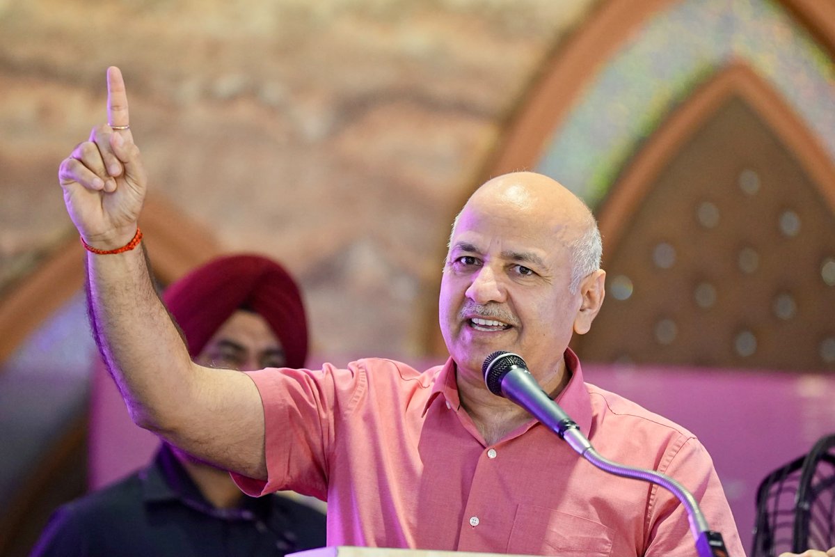 msisodia's tweet photo. चुनाव में वादा करना आसान होता है, उसे निभाना कठिन। लेकिन आम आदमी पार्टी की राजनीति की पहचान ही है- जो कहा, वो किया।

आज पंजाब में ‘मावां धियां सत्कार योजना’ के साथ लाखों महिलाओं के आर्थिक सम्मान की नई शुरुआत हुई। अपने सबसे बड़े वादों में से एक को पूरा करते हुए पंजाब सरकार ने सामान्य वर्ग की महिलाओं के लिए ₹1000 प्रति माह और SC वर्ग की महिलाओं के लिए ₹1500 प्रति माह की आर्थिक सहायता शुरू कर दी है।

यह सिर्फ़ आर्थिक सहायता नहीं, महिलाओं के सम्मान और आत्मविश्वास को मज़बूत करने का संकल्प है।

जब महिला मज़बूत होती है, तो परिवार मज़बूत होता है। 
परिवार मज़बूत होता है, तो पंजाब मज़बूत होता है।